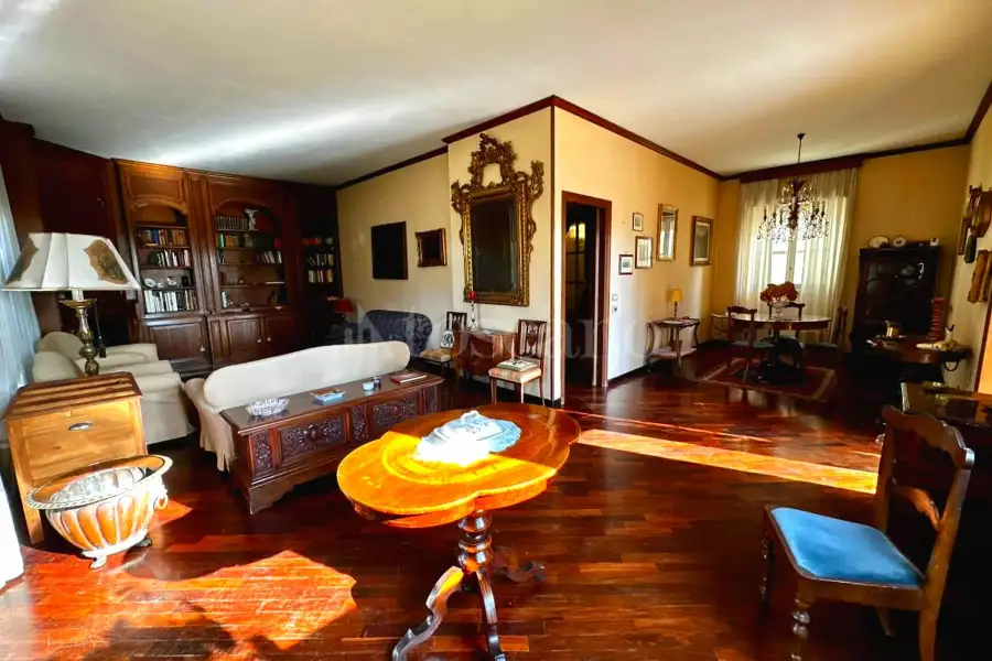 Villa Bifamiliare in vendita di 260 mq a €729.000 (rif. 5/2026)