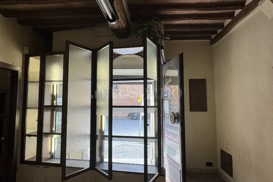 Negozio in affitto di 53 mq a €600 (rif. 12/2025)