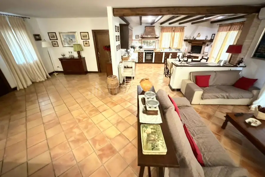 Villa Bifamiliare in vendita di 400 mq a €829.000 (rif. 33/2026)