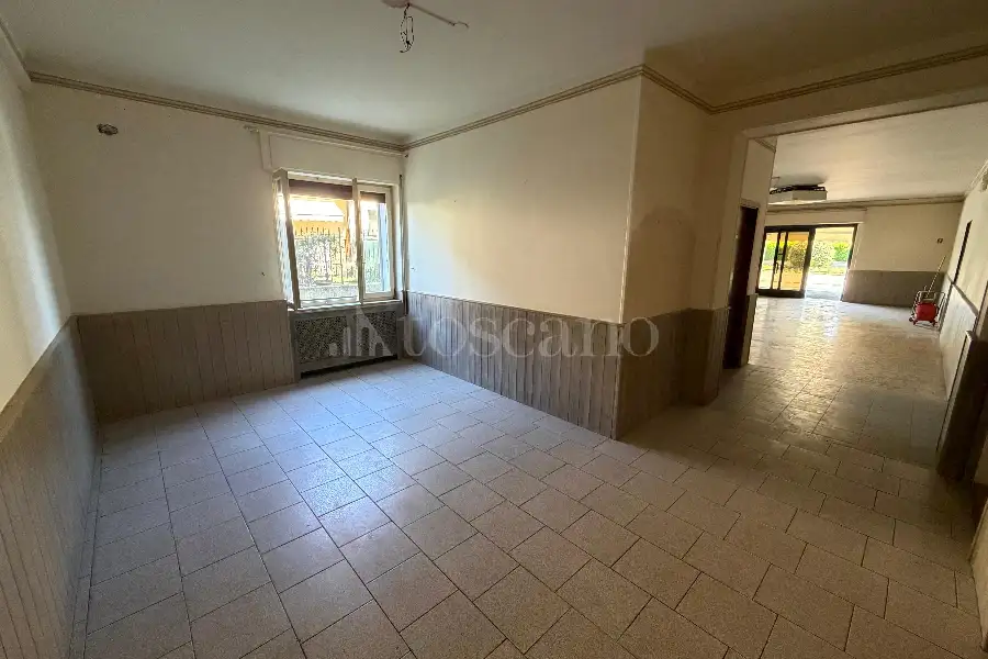 Negozio in vendita di 350 mq a €355.000 (rif. 23/2026)