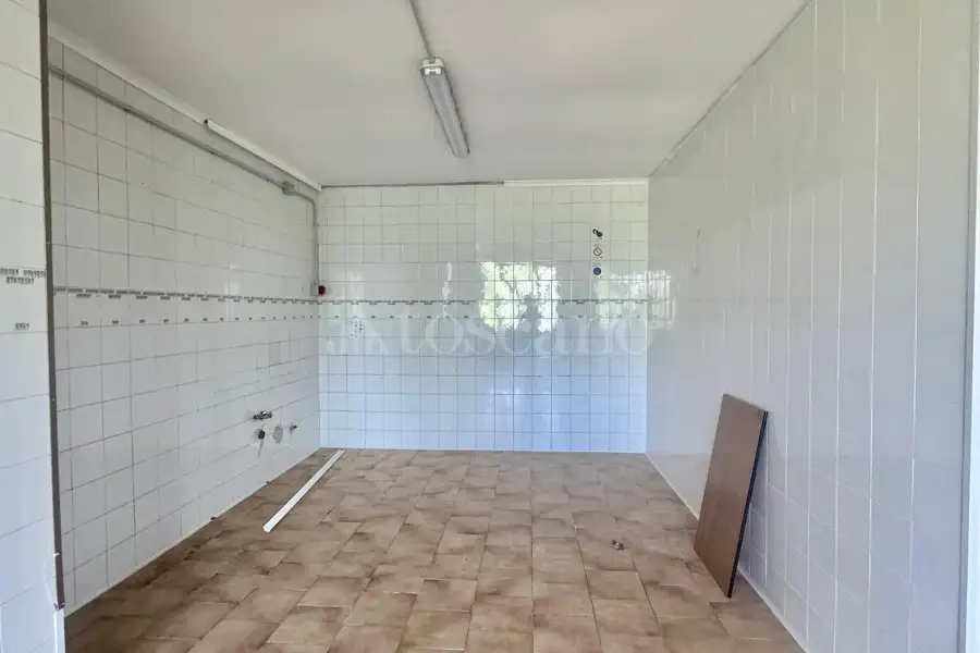 Negozio in vendita di 300 mq a €49.000 (rif. 64/2026)