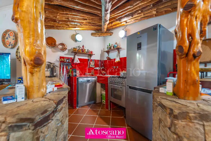 Casa Indipendente in vendita di 400 mq a €300.000 (rif. 72/2025)