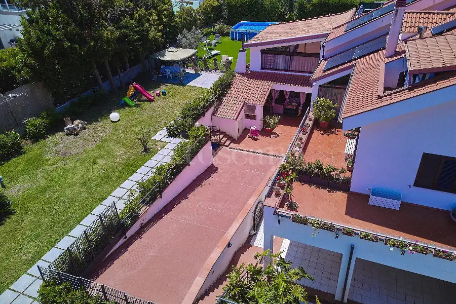 Villa Plurifamiliare in vendita di 550 mq a €1.200.000 (rif. 13/2026)