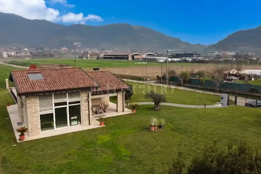 Villa in vendita di 230 mq a €950.000 (rif. 17/2026)