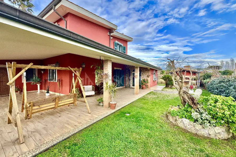 Villa in vendita di 300 mq a €445.000 (rif. 11/2025)
