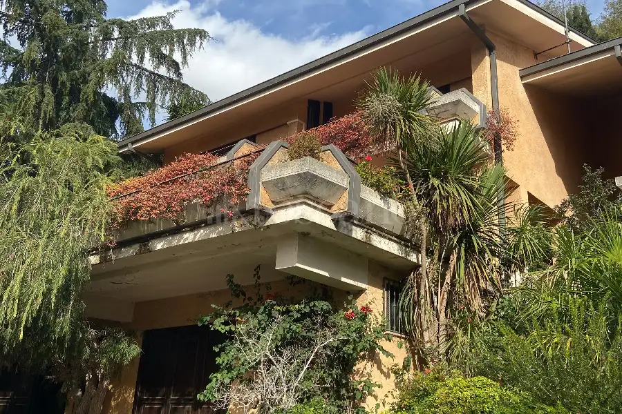 Villa Plurifamiliare in vendita di 850 mq a €899.000 (rif. 5/2026)