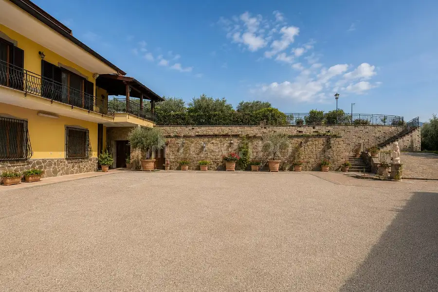 Villa in vendita di 920 mq a €899.000 (rif. 48/2026)