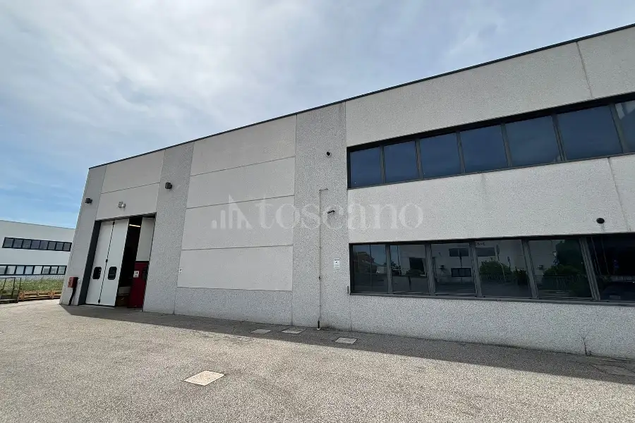 Capannone in vendita di 2.300 mq a €1.300.000 (rif. 2/2026)