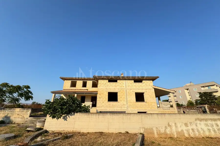 Villa in vendita di 1.200 mq a €800.000 (rif. 31/2026)