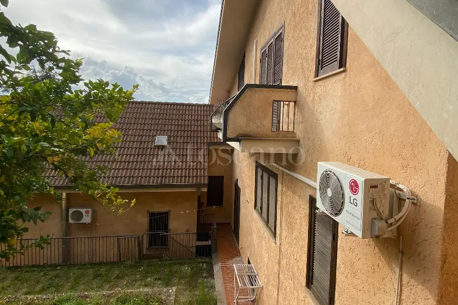 Villa Plurifamiliare in vendita di 850 mq a €899.000 (rif. 5/2026)