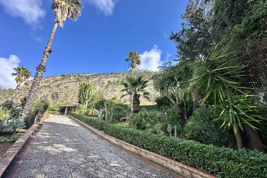 Villa in vendita di 565 mq a €995.000 (rif. 3/2026)