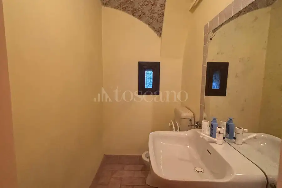 Negozio in vendita di 2.050 mq trattativa riservata (rif. 12/2026)