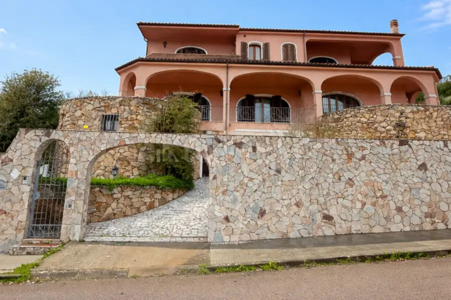 Villa in vendita di 600 mq a €450.000 (rif. 6/2026)