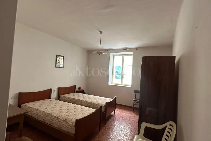 Palazzo in vendita di 330 mq a €300.000 (rif. 3/2026)