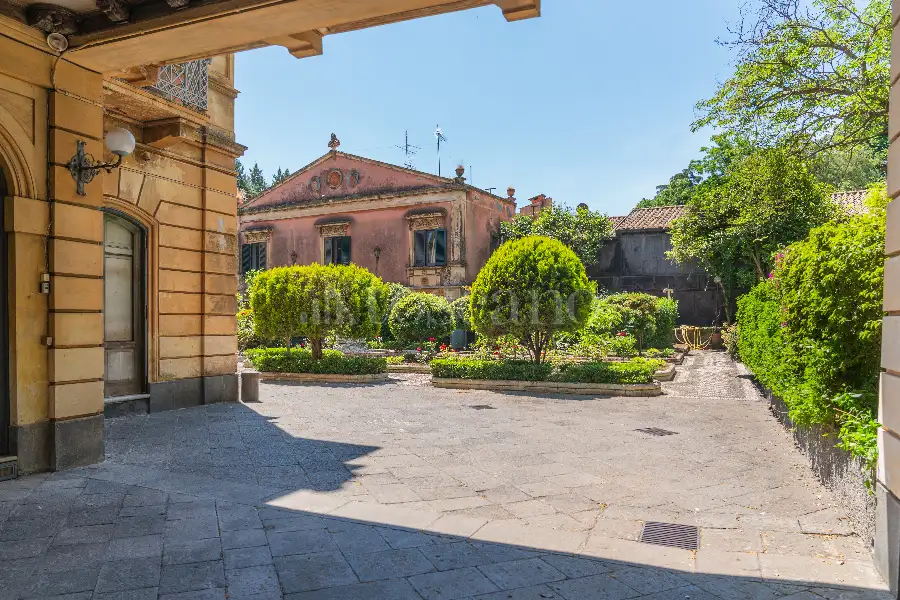 Villa in vendita di 1.200 mq a €4.250.000 (rif. 61/2026)
