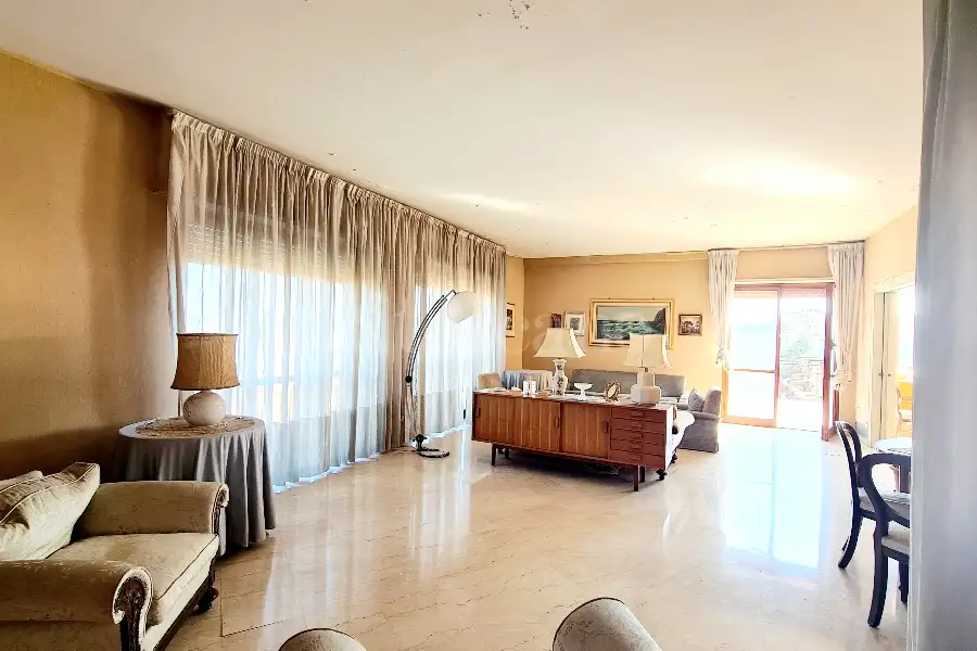 Attico in vendita di 230 mq a €1.230.000 (rif. 4/2026)