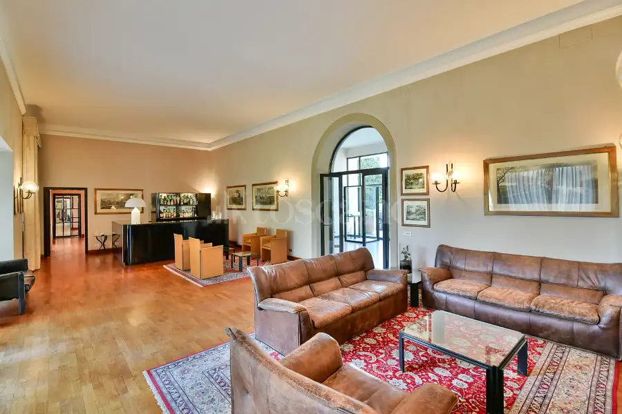 Albergo in vendita di 2.300 mq a €4.500.000 (rif. 39/2026)