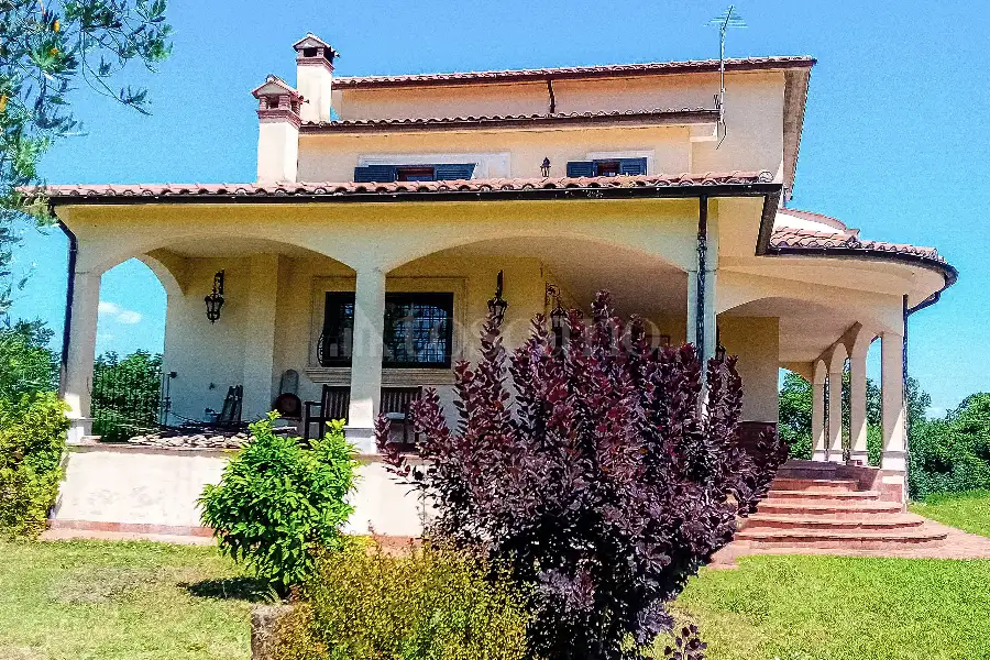 Villa in vendita di 432 mq a €415.000 (rif. 36/2026)