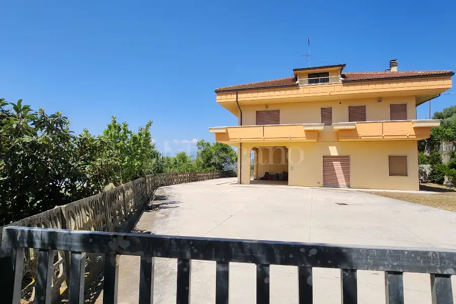 Casa Indipendente in vendita di 400 mq a €210.000 (rif. 46/2026)