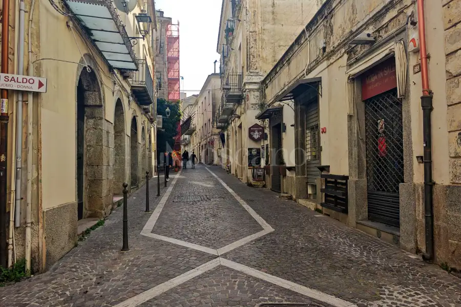 Negozio in affitto di 80 mq a €850 (rif. 11/2026)