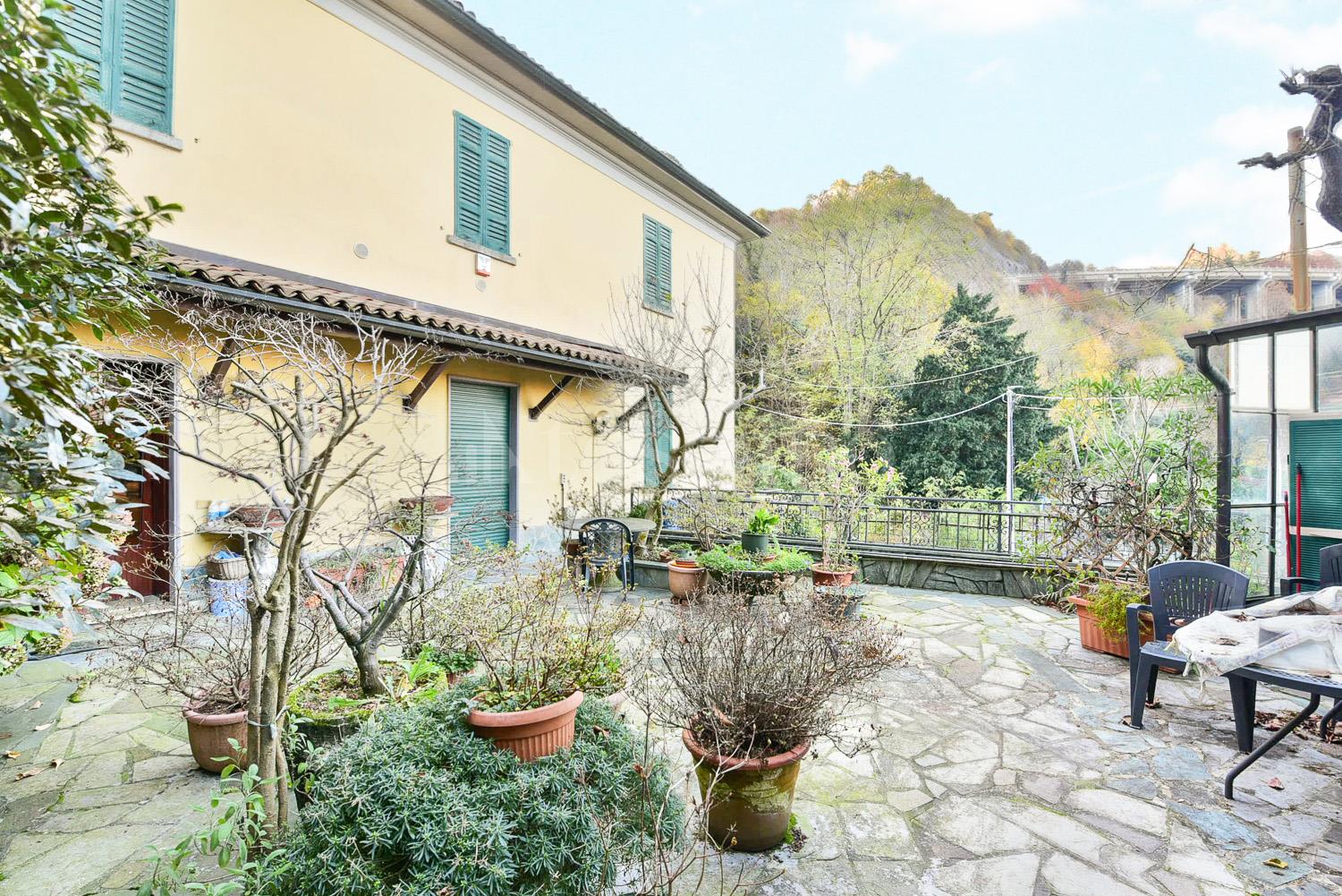 Villa Bifamiliare a Como in Via XXVII maggio , Valfresca