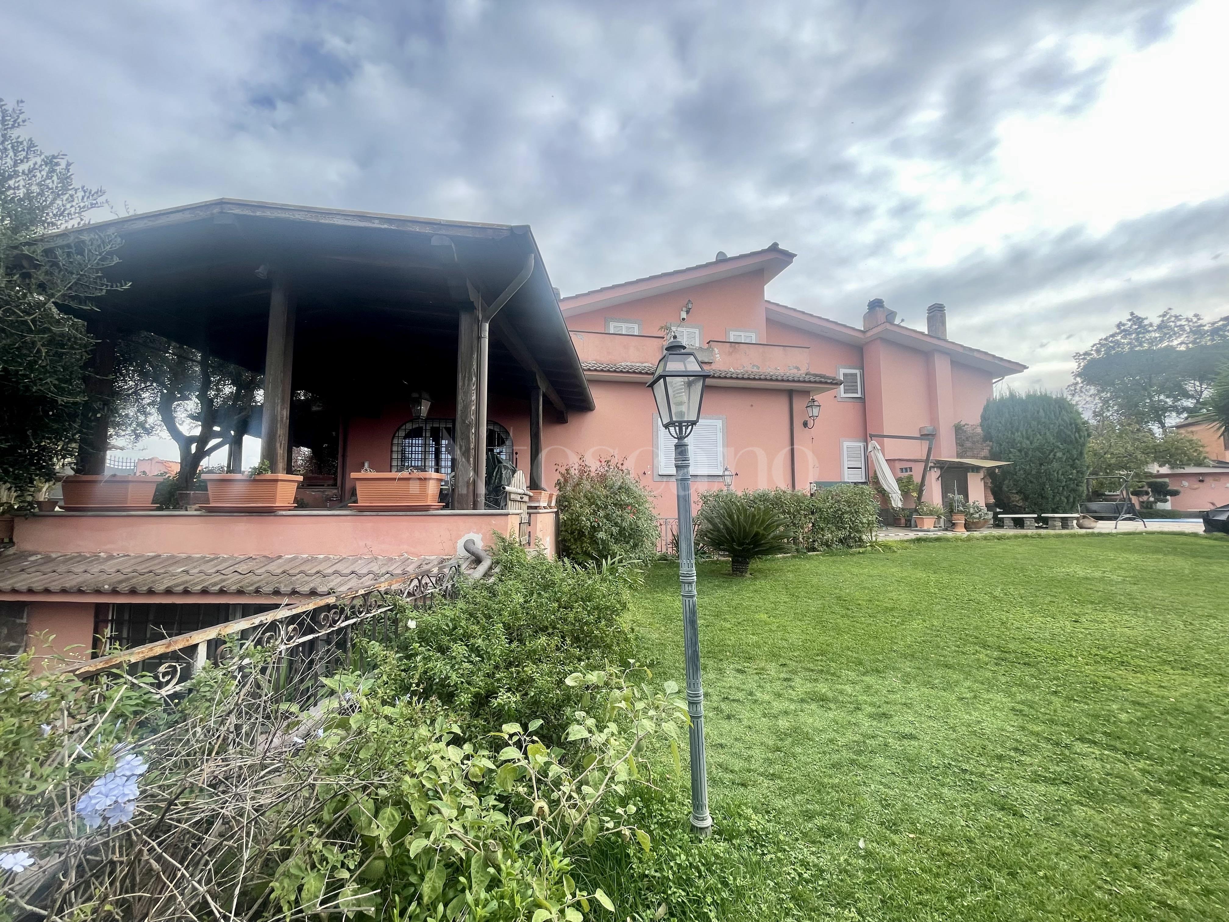 Villa Bifamiliare a Marino in VIA MAZZAMAGNA