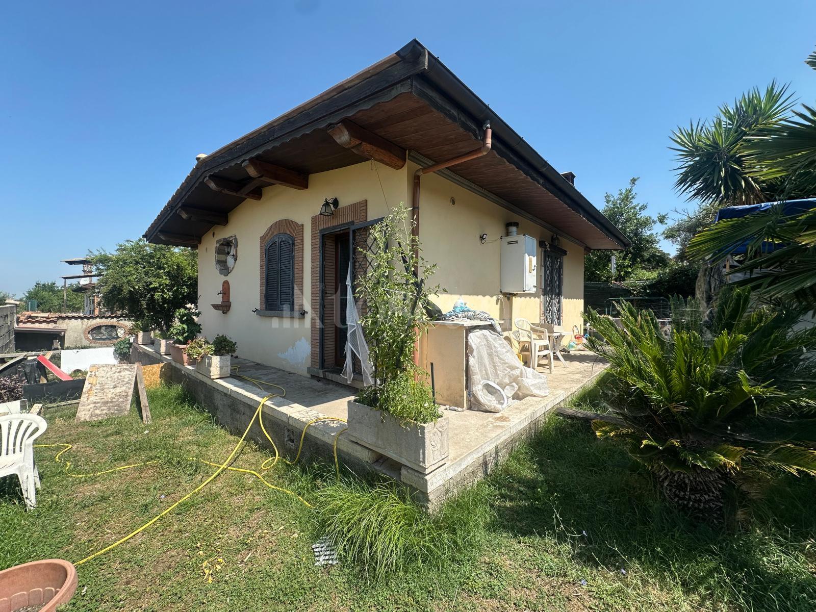 casa indipendente in vendita ad Albano Laziale in zona Pavona