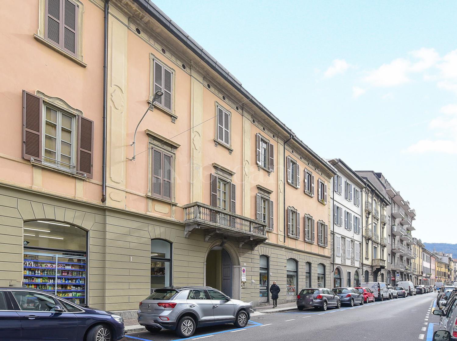 Casa a Como in Via Luigi Cadorna , Milano