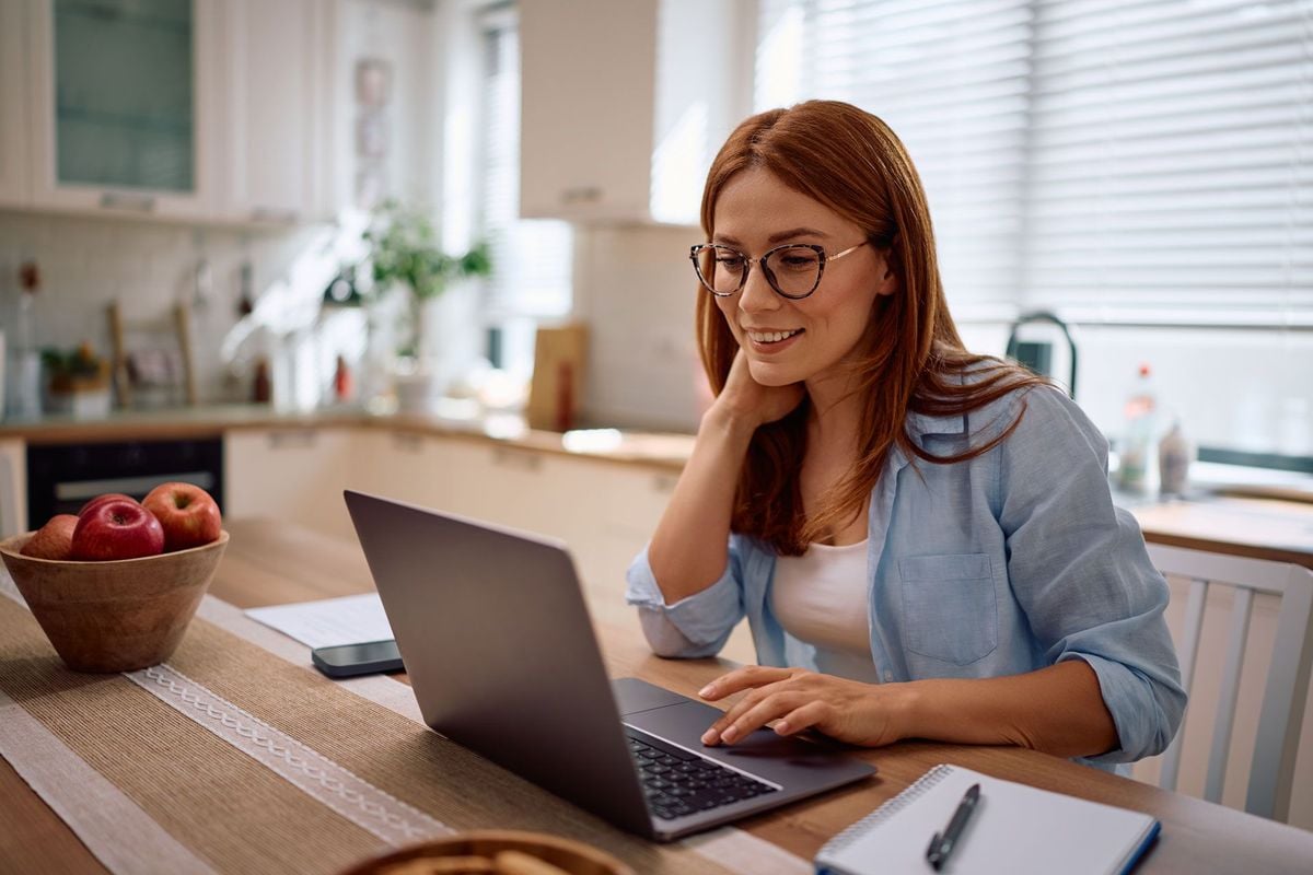 ragazza guarda entusiasta il pc mentre naviga nell'area personale toscano